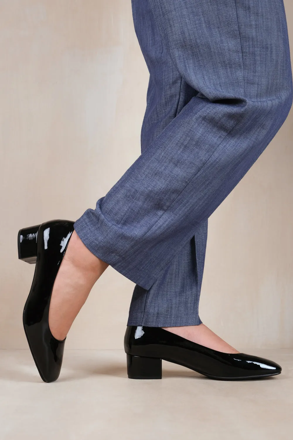 SEATTLE LOW BLOCK HEEL WITH SQUARE TOE IN BLACK PATENT